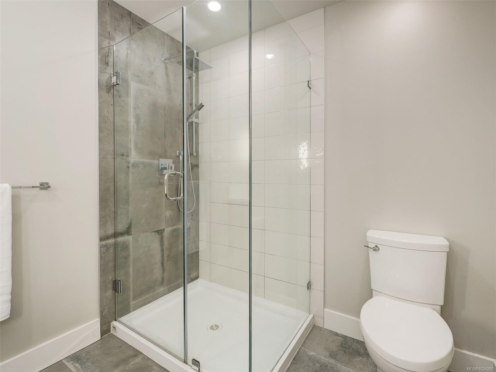 503-741 Travino Lane, Saanich, BC - Indoor Photo Showing Bathroom
