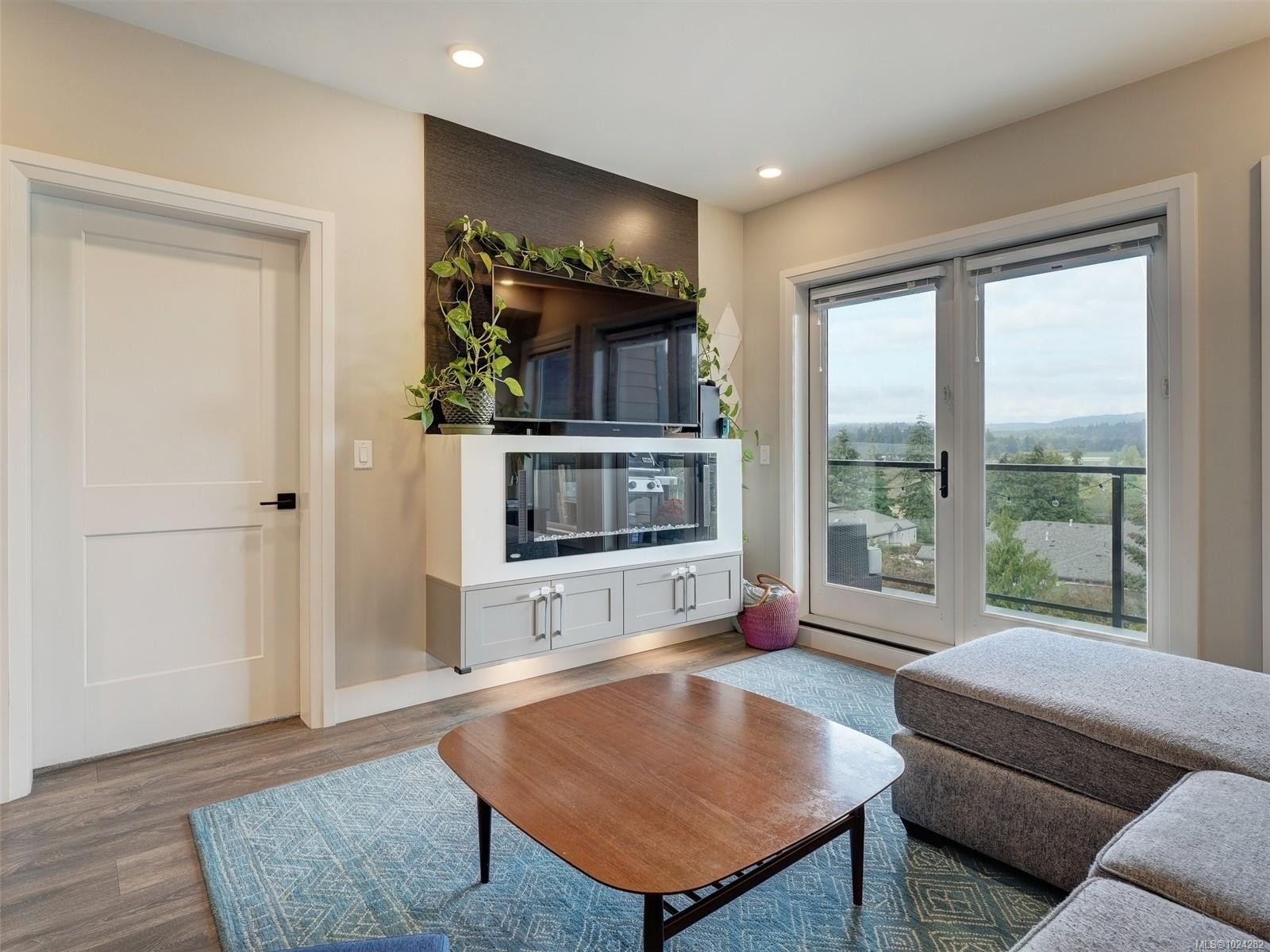 503-741 Travino Lane, Saanich, BC - Indoor Photo Showing Living Room