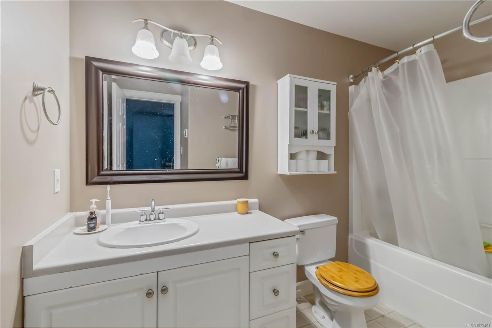 2562 Wentwich Rd, Langford, BC - Indoor Photo Showing Bathroom