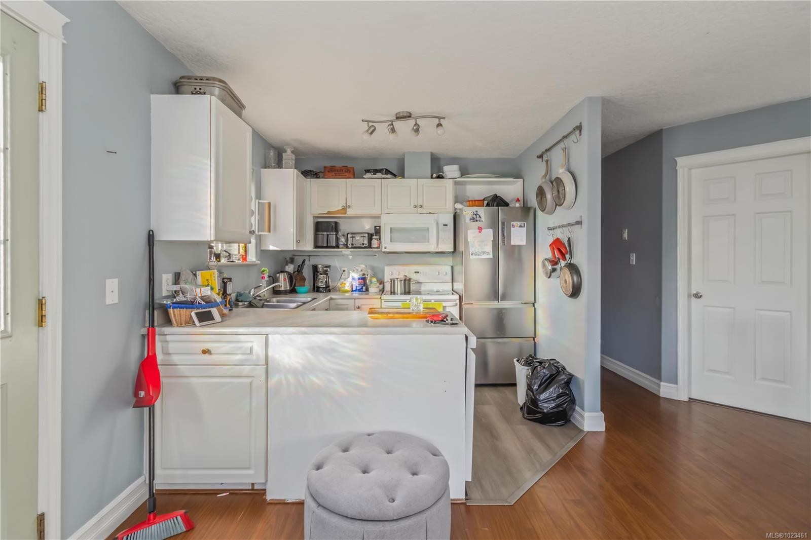 2562 Wentwich Rd, Langford, BC - Indoor Photo Showing Kitchen