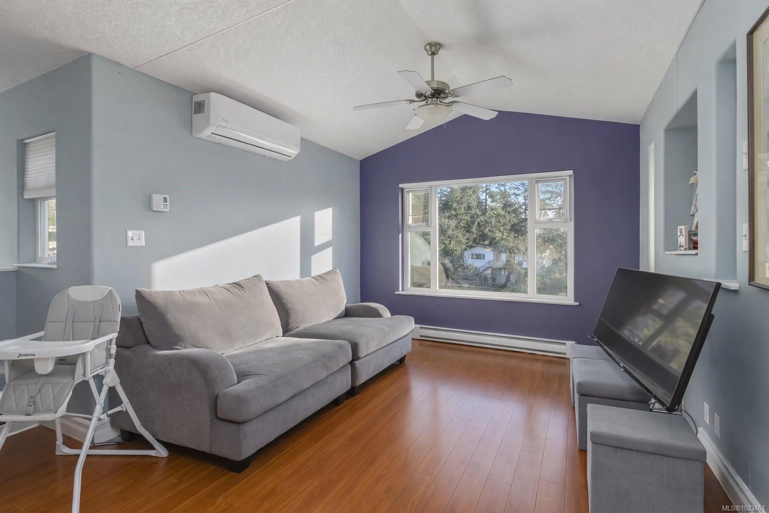 2562 Wentwich Rd, Langford, BC - Indoor Photo Showing Living Room