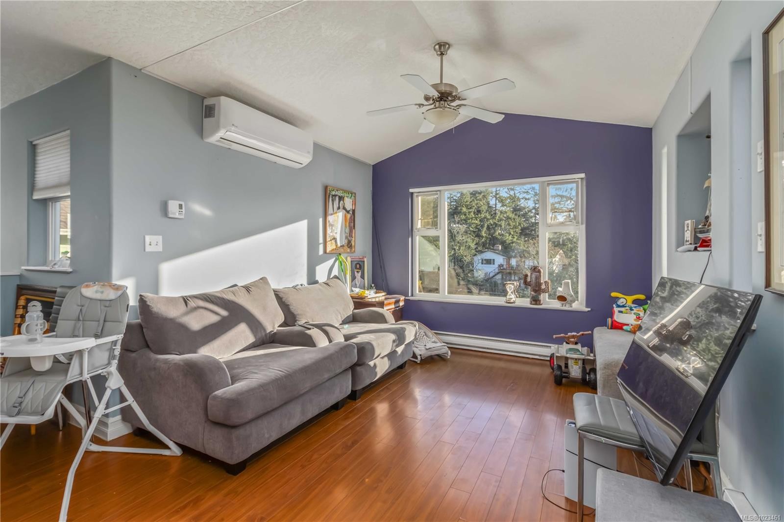 2562 Wentwich Rd, Langford, BC - Indoor Photo Showing Living Room
