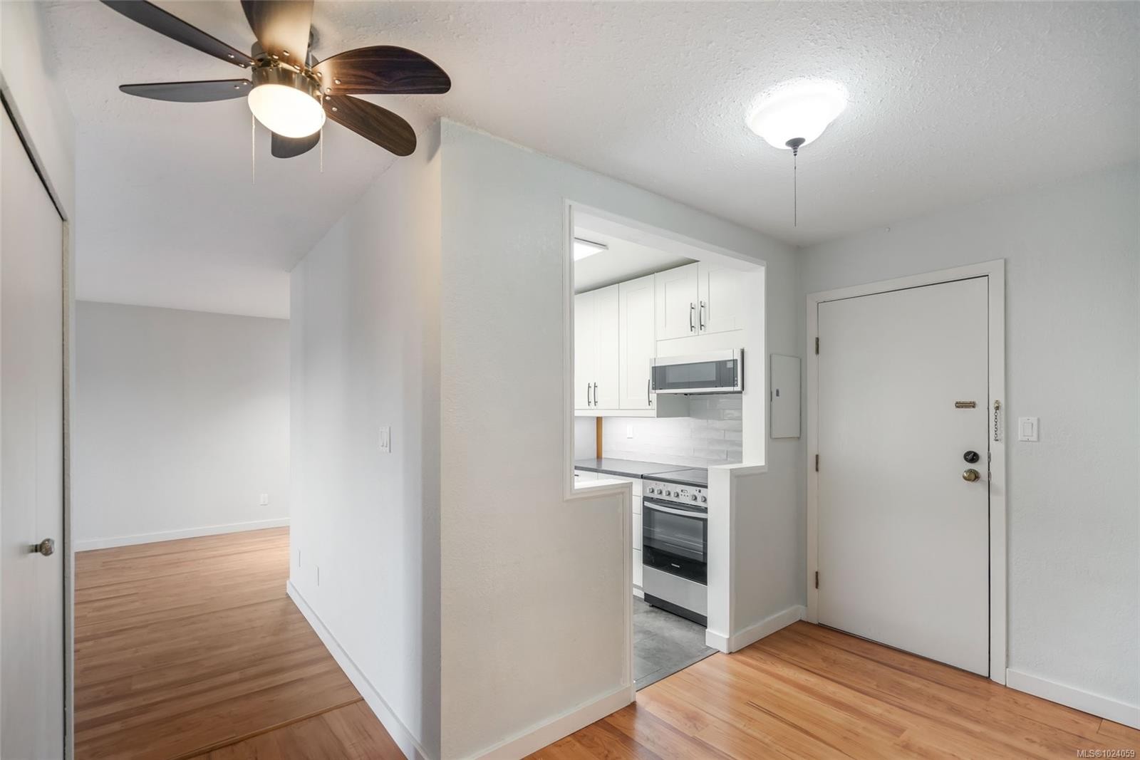 305-363 Morison Ave, Parksville, BC - Indoor Photo Showing Kitchen