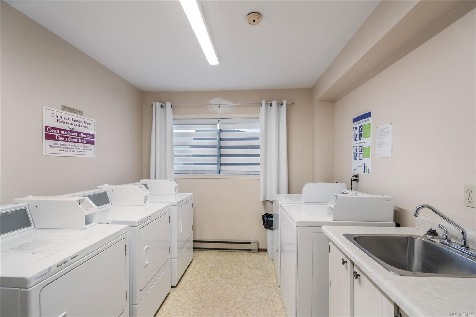 305-363 Morison Ave, Parksville, BC - Indoor Photo Showing Laundry Room