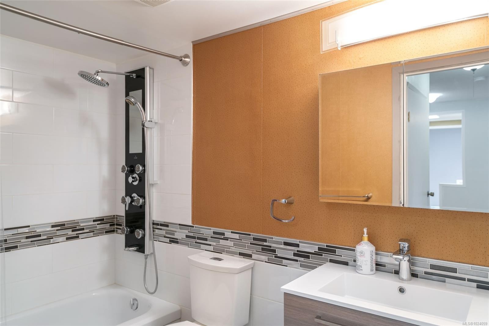 305-363 Morison Ave, Parksville, BC - Indoor Photo Showing Bathroom