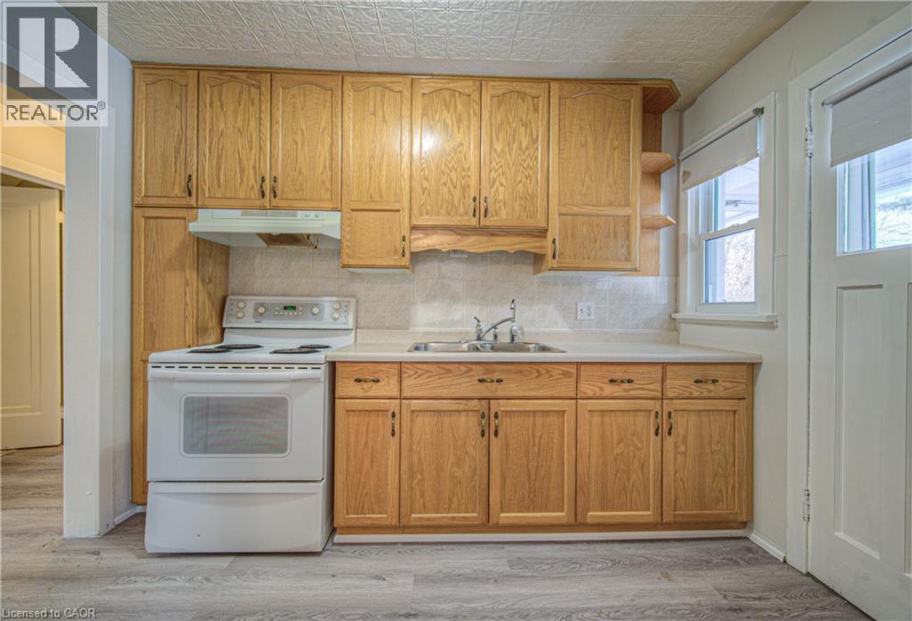 256 Limerick Road, Cambridge, ON - Indoor Photo Showing Kitchen With Double Sink