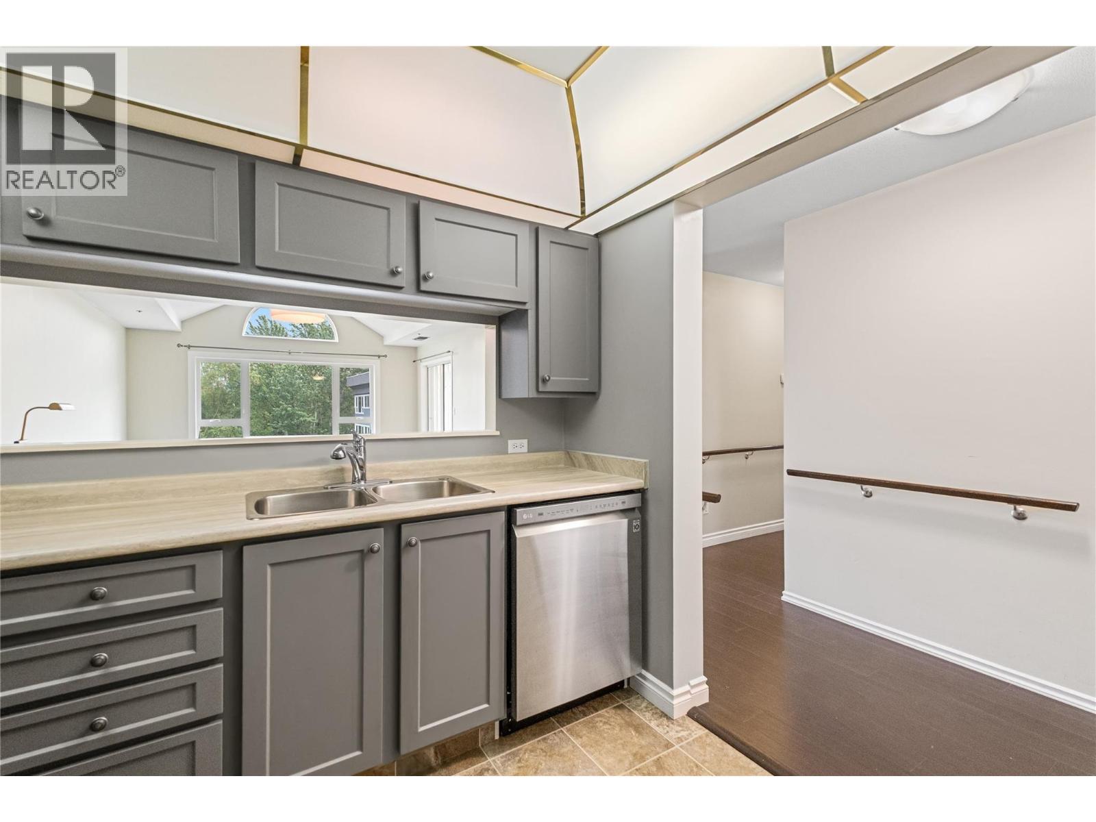 1045 Sutherland Avenue Unit# 323, Kelowna, BC - Indoor Photo Showing Kitchen With Double Sink