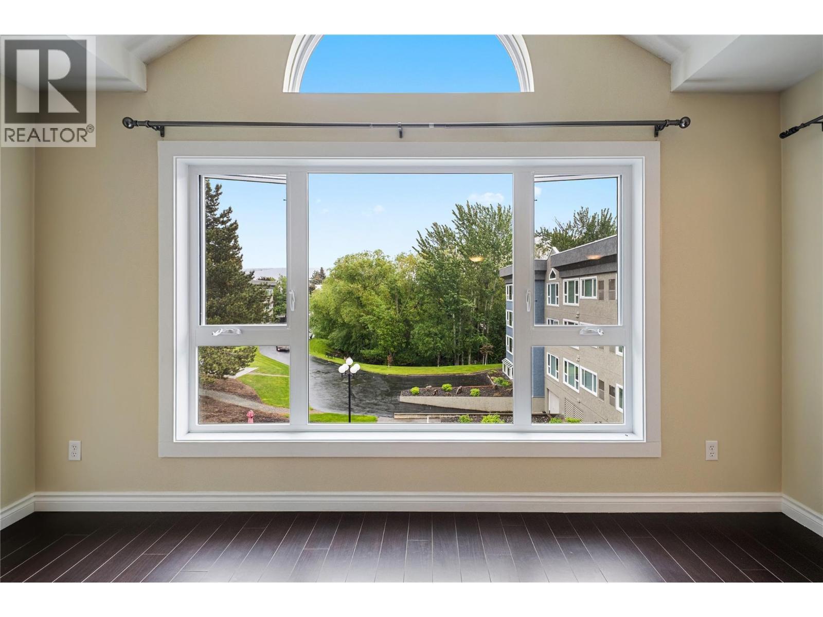 View of courtyard facing quiet side of building - 1045 Sutherland Avenue Unit# 323, Kelowna, BC - Indoor Photo Showing Other Room