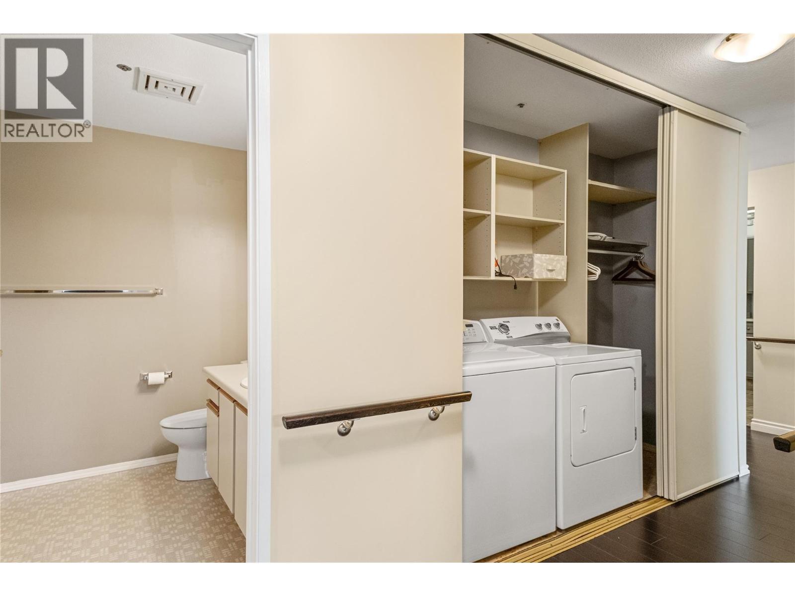 1045 Sutherland Avenue Unit# 323, Kelowna, BC - Indoor Photo Showing Laundry Room