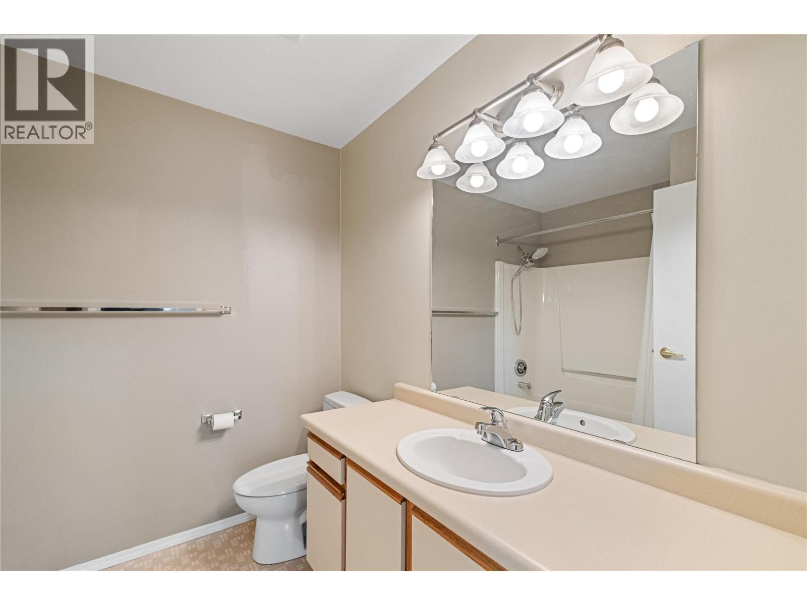 1045 Sutherland Avenue Unit# 323, Kelowna, BC - Indoor Photo Showing Bathroom