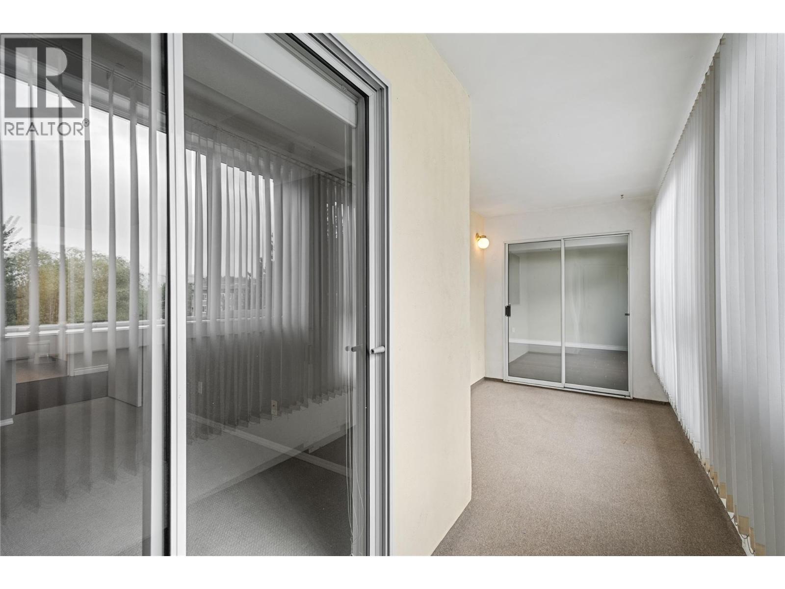 Access to sunroom from primary bedroom & living room - 1045 Sutherland Avenue Unit# 323, Kelowna, BC - Indoor Photo Showing Other Room