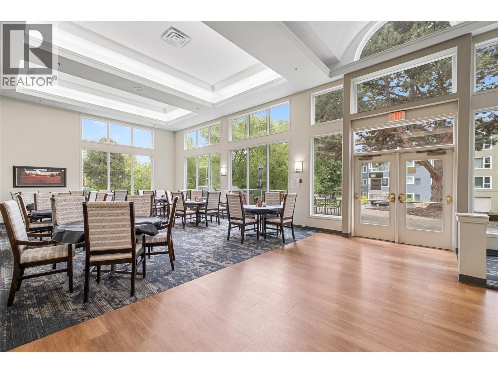 1045 Sutherland Avenue Unit# 323, Kelowna, BC - Indoor Photo Showing Dining Room