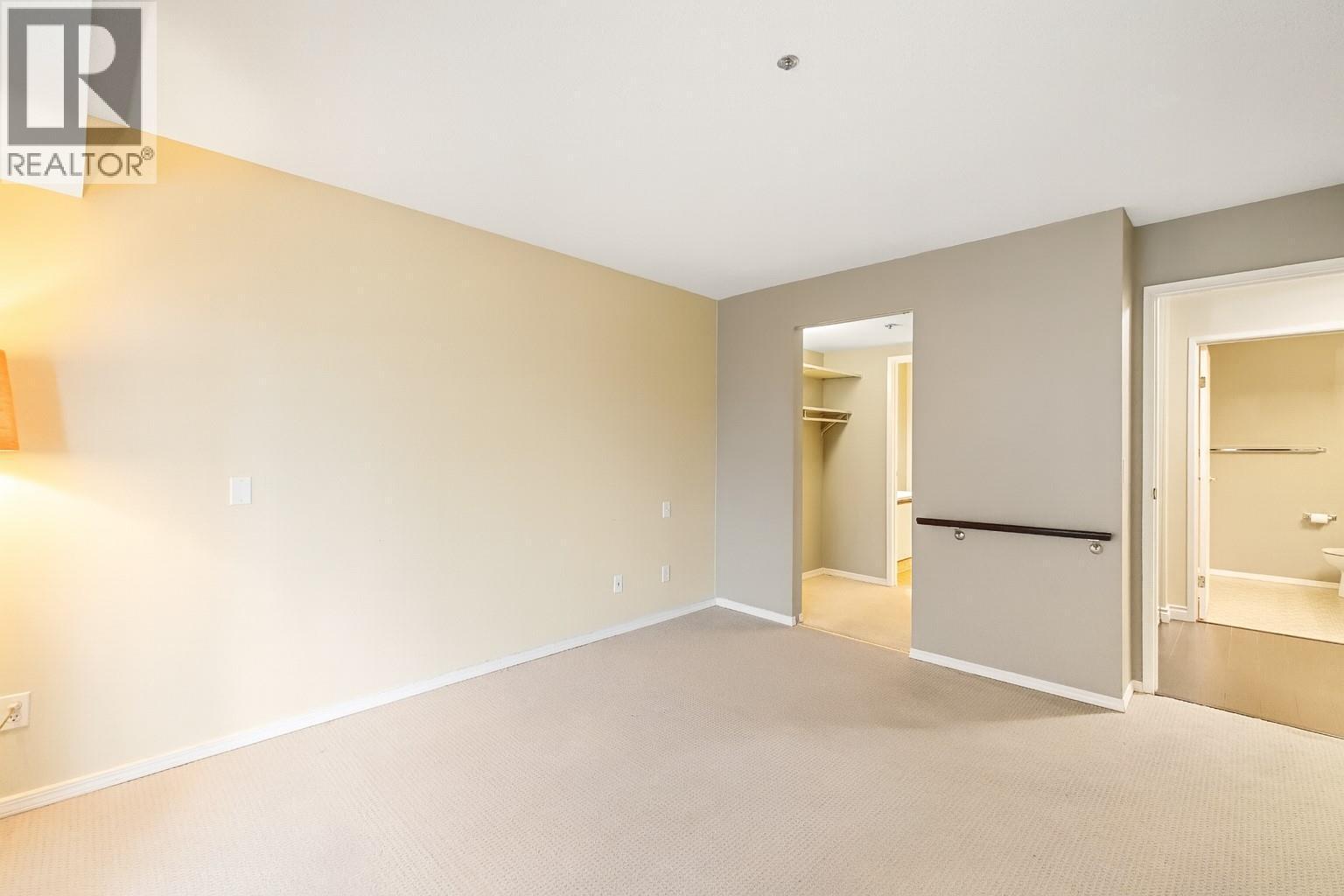 Primary Bedroom w/ walk-in closet and ensuite - 1045 Sutherland Avenue Unit# 323, Kelowna, BC - Indoor Photo Showing Other Room