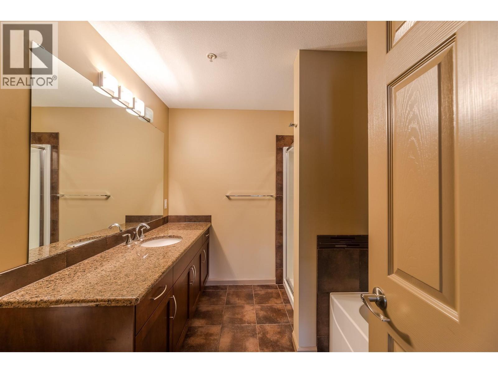 3589 Skaha Lake Road Unit# 204, Penticton, BC - Indoor Photo Showing Bathroom