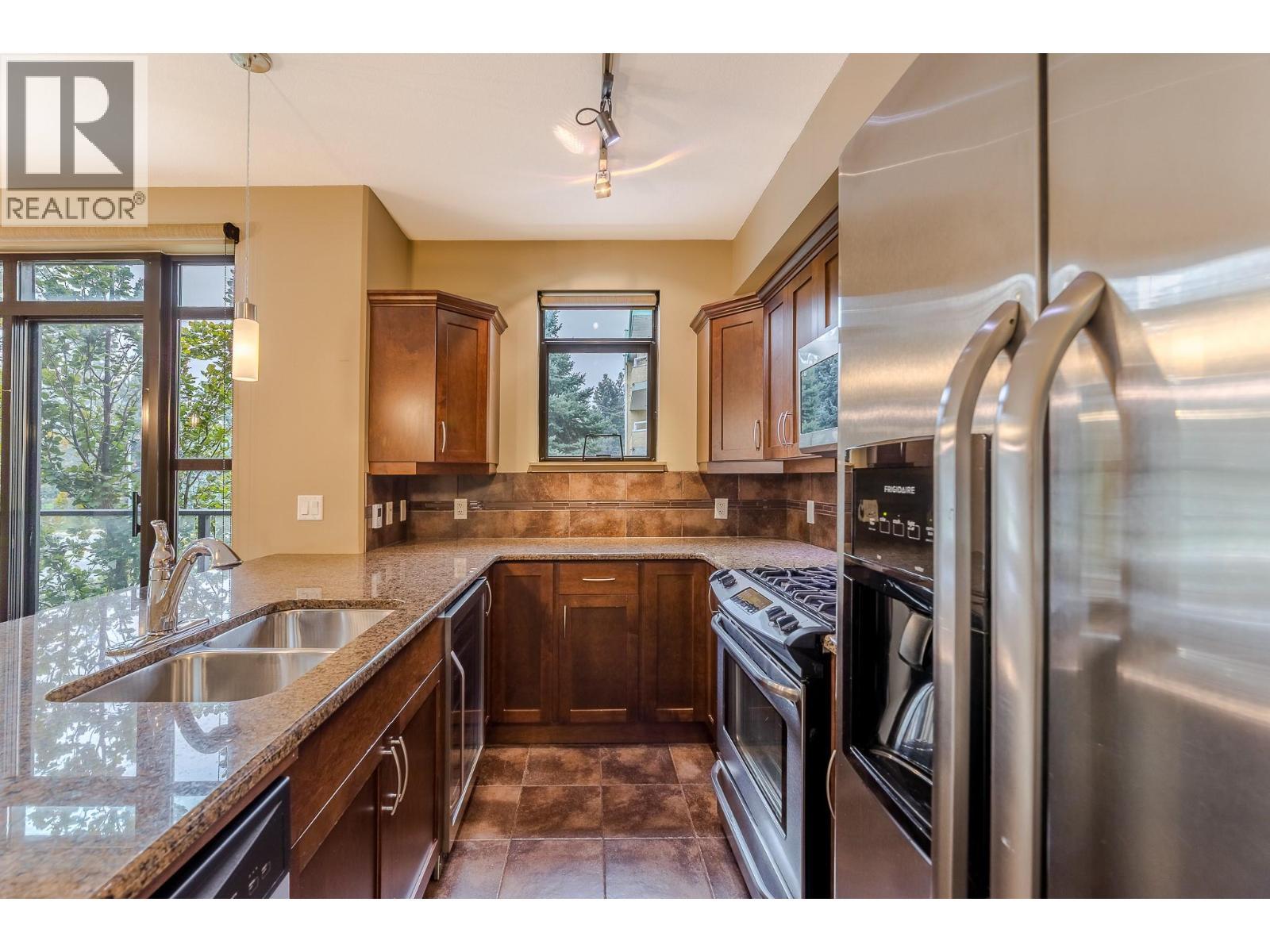 3589 Skaha Lake Road Unit# 204, Penticton, BC - Indoor Photo Showing Kitchen With Double Sink