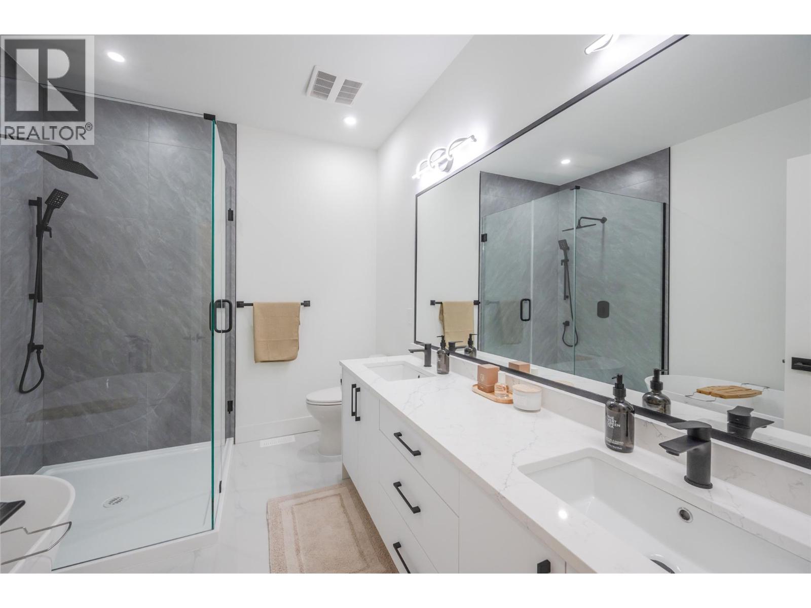 194 Maple Place Unit# 3, Oliver, BC - Indoor Photo Showing Bathroom