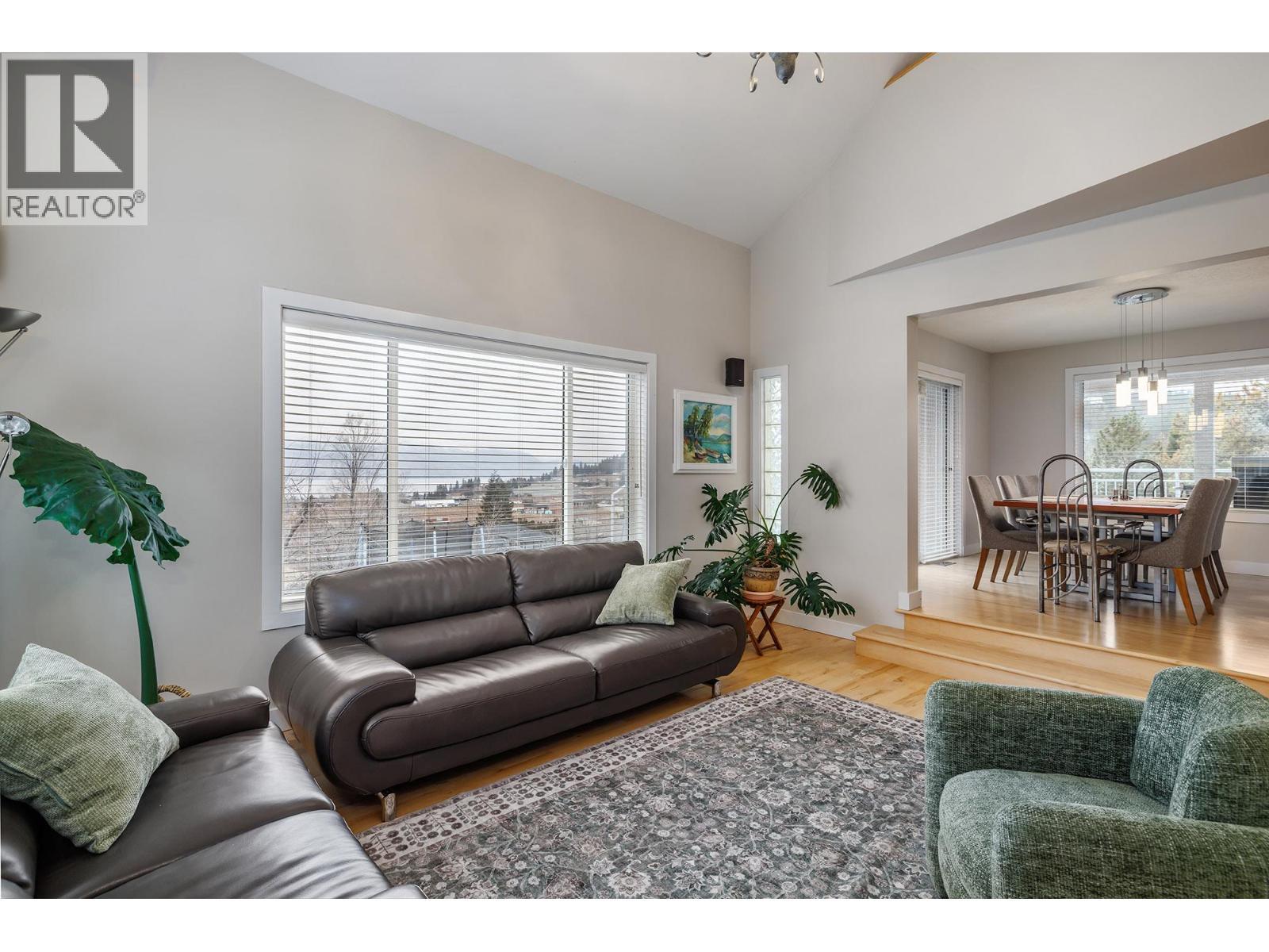 2761 Olalla Road, West Kelowna, BC - Indoor Photo Showing Living Room