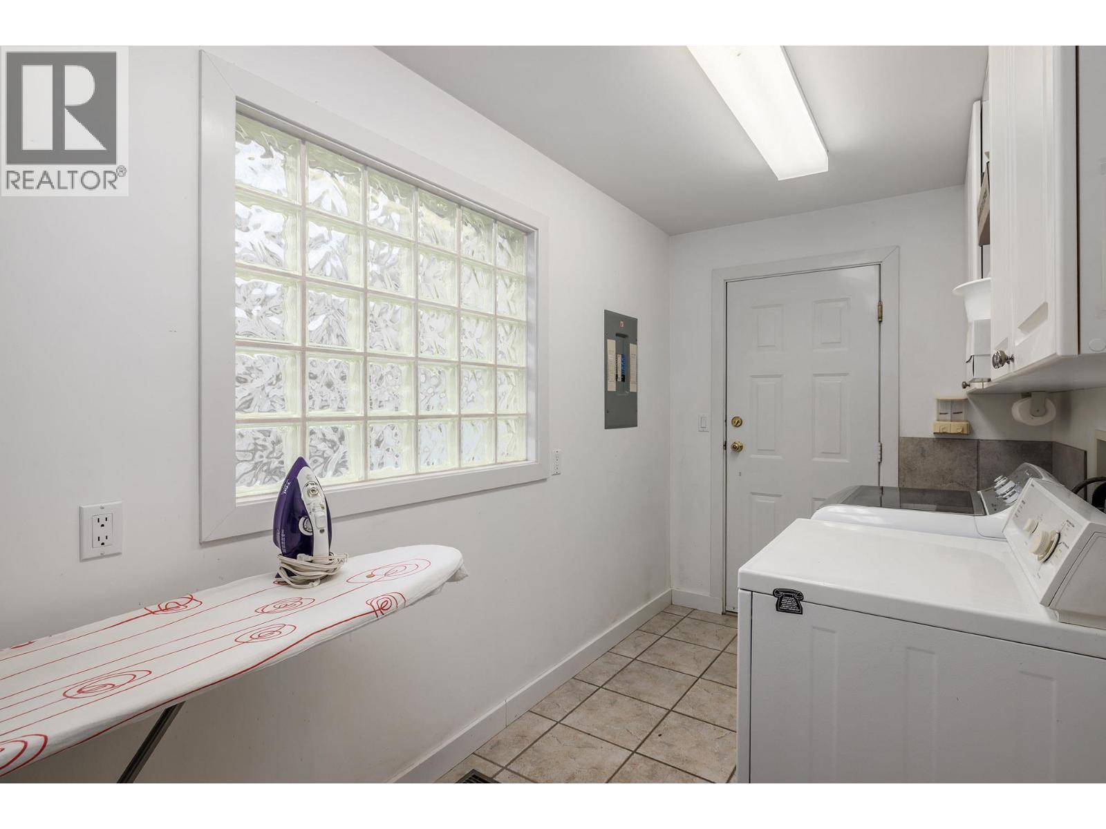 2761 Olalla Road, West Kelowna, BC - Indoor Photo Showing Laundry Room