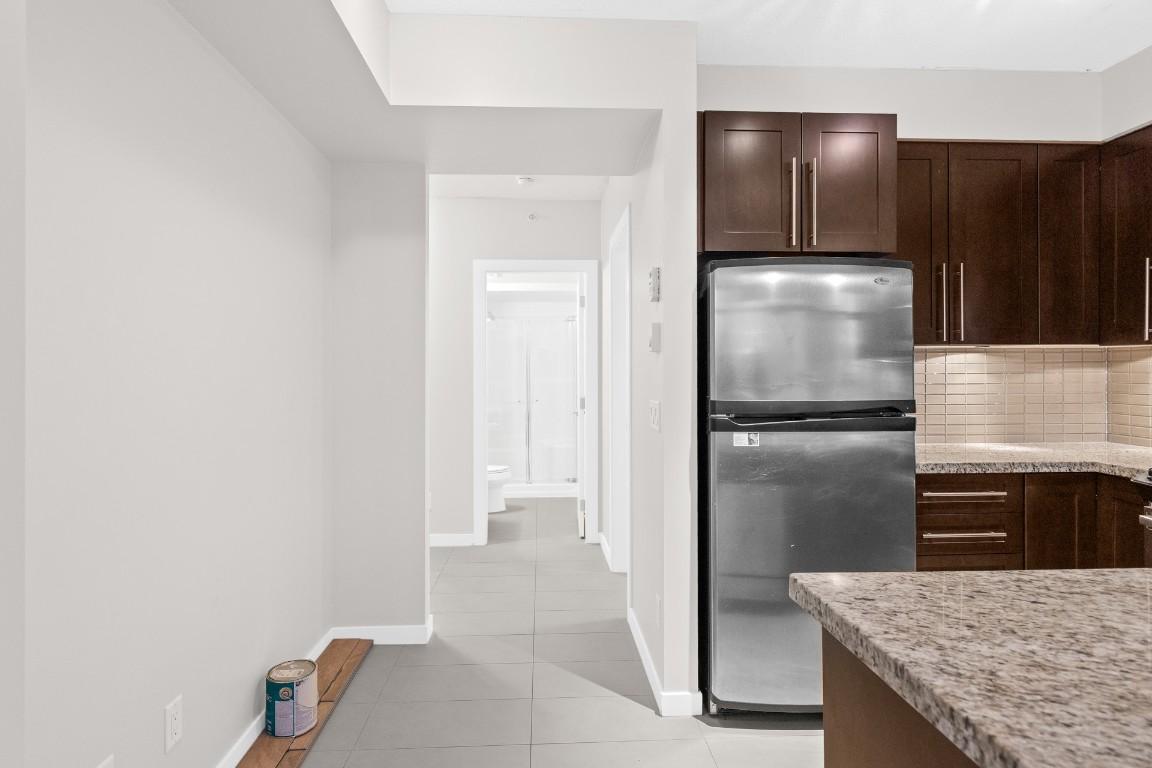 706-1075 Sunset Drive, Kelowna, BC - Indoor Photo Showing Kitchen