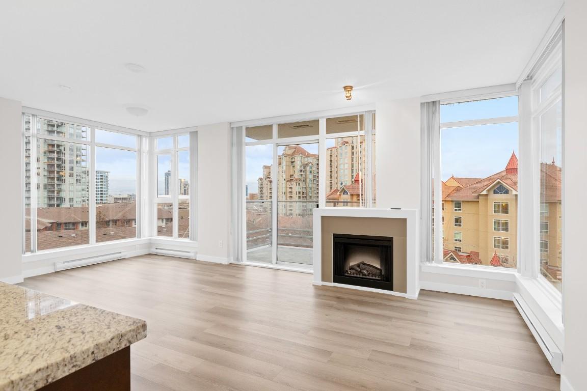 706-1075 Sunset Drive, Kelowna, BC - Indoor Photo Showing Living Room With Fireplace