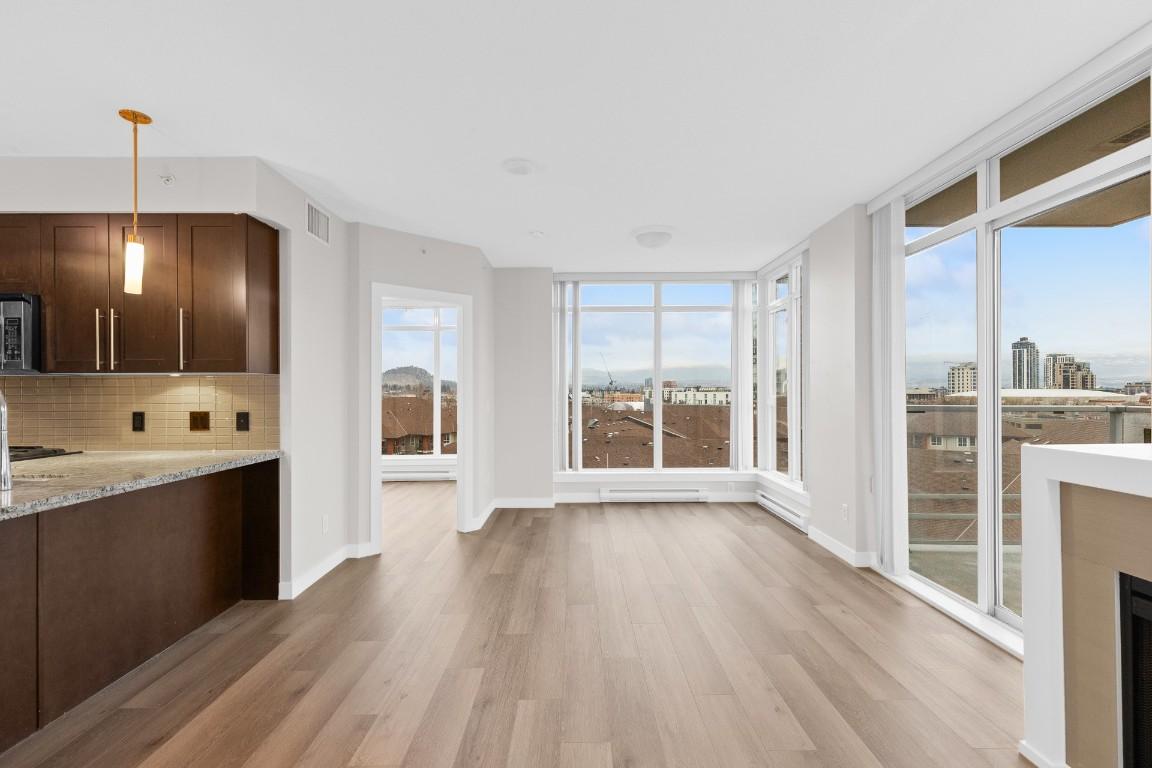 706-1075 Sunset Drive, Kelowna, BC - Indoor Photo Showing Kitchen