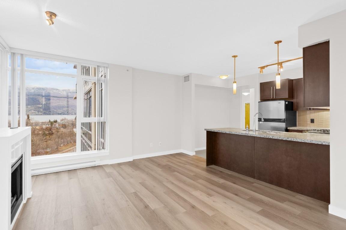 706-1075 Sunset Drive, Kelowna, BC - Indoor Photo Showing Kitchen