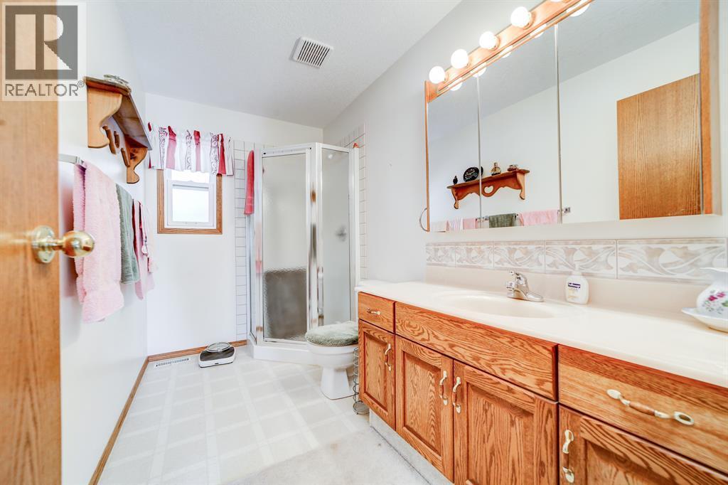 161078 Twp 132 Road, Vauxhall, AB - Indoor Photo Showing Bathroom