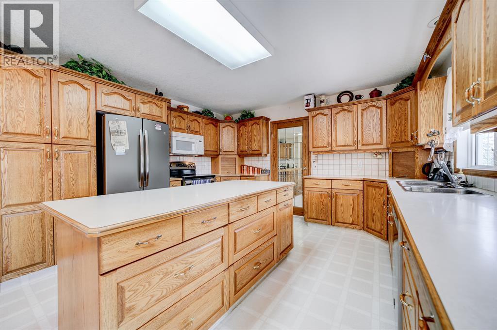 161078 Twp 132 Road, Vauxhall, AB - Indoor Photo Showing Kitchen With Double Sink