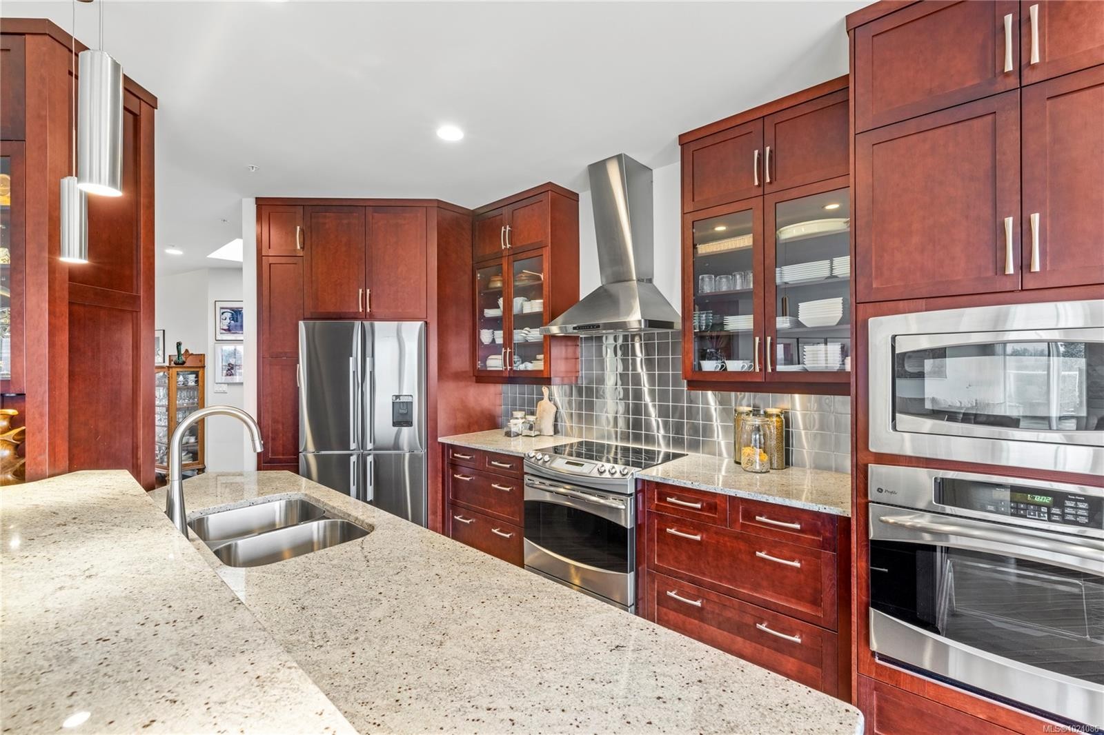 401-650 Prideaux St, Nanaimo, BC - Indoor Photo Showing Kitchen With Double Sink With Upgraded Kitchen