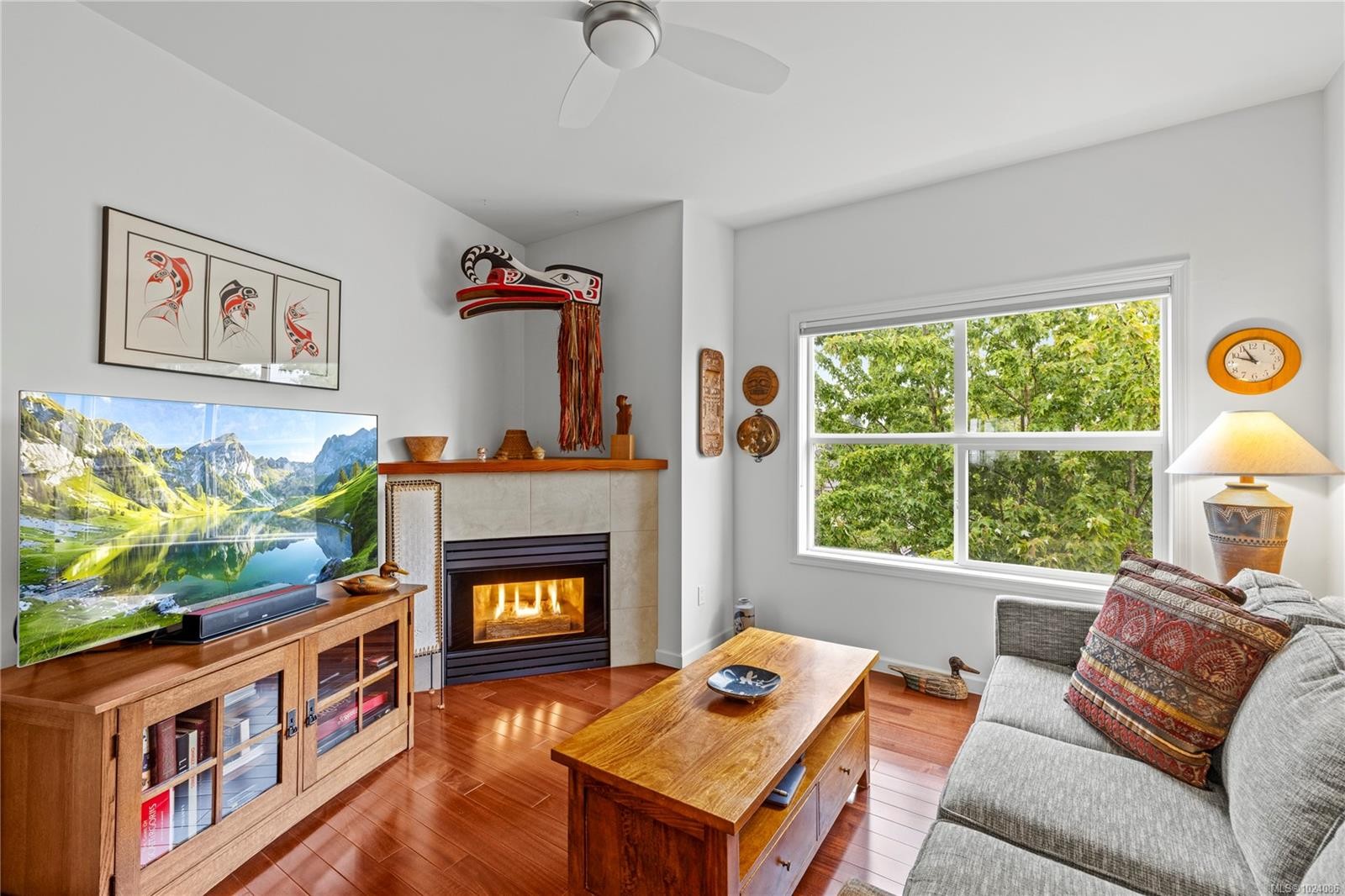 401-650 Prideaux St, Nanaimo, BC - Indoor Photo Showing Living Room With Fireplace