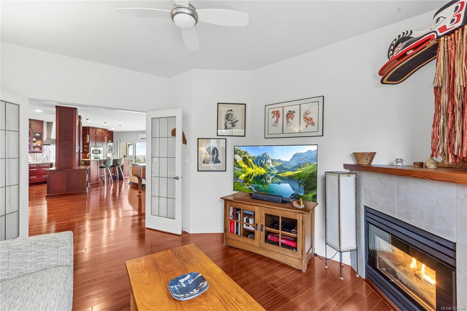 401-650 Prideaux St, Nanaimo, BC - Indoor Photo Showing Living Room With Fireplace