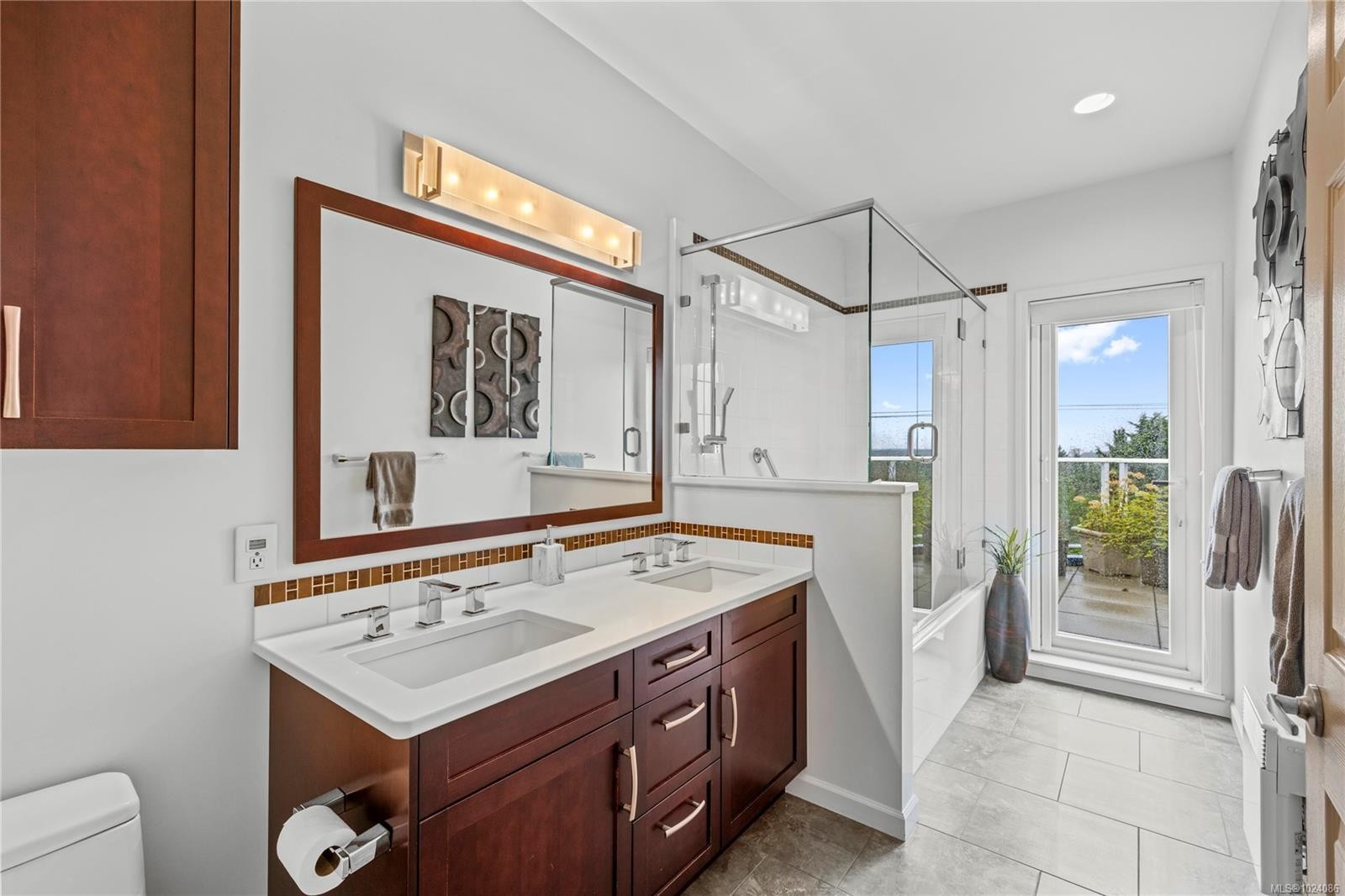 401-650 Prideaux St, Nanaimo, BC - Indoor Photo Showing Bathroom