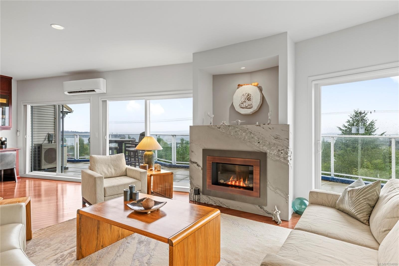 401-650 Prideaux St, Nanaimo, BC - Indoor Photo Showing Living Room With Fireplace