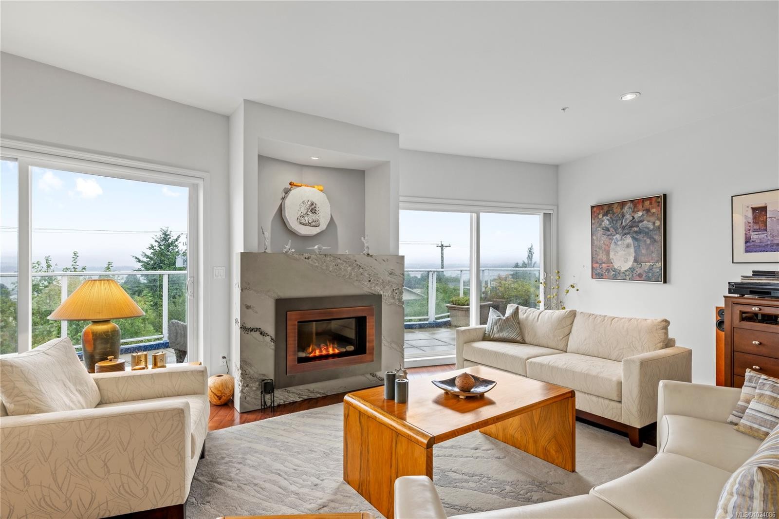401-650 Prideaux St, Nanaimo, BC - Indoor Photo Showing Living Room With Fireplace