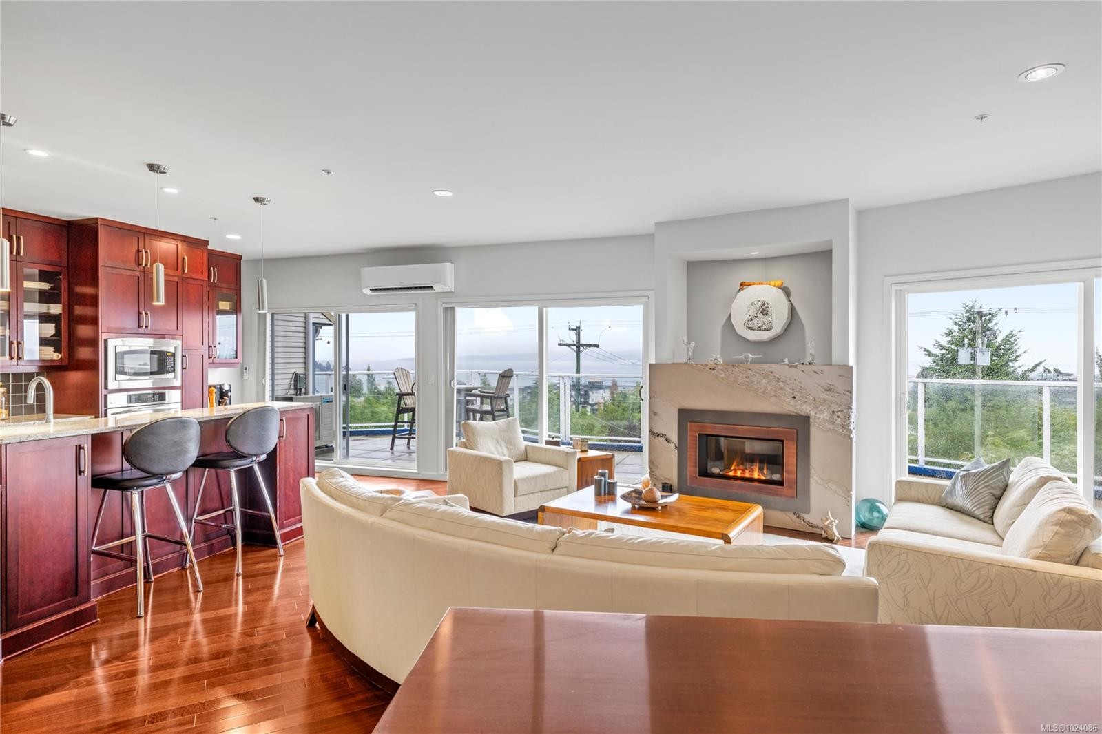 401-650 Prideaux St, Nanaimo, BC - Indoor Photo Showing Living Room With Fireplace