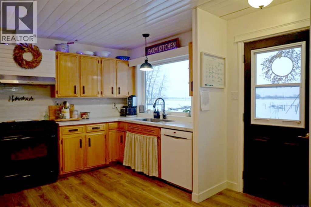 106157 Range Road 142, Rural Mackenzie County, AB - Indoor Photo Showing Kitchen