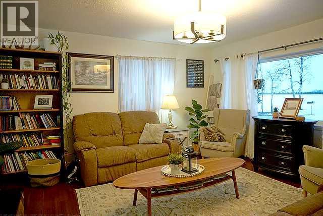 106157 Range Road 142, Rural Mackenzie County, AB - Indoor Photo Showing Living Room