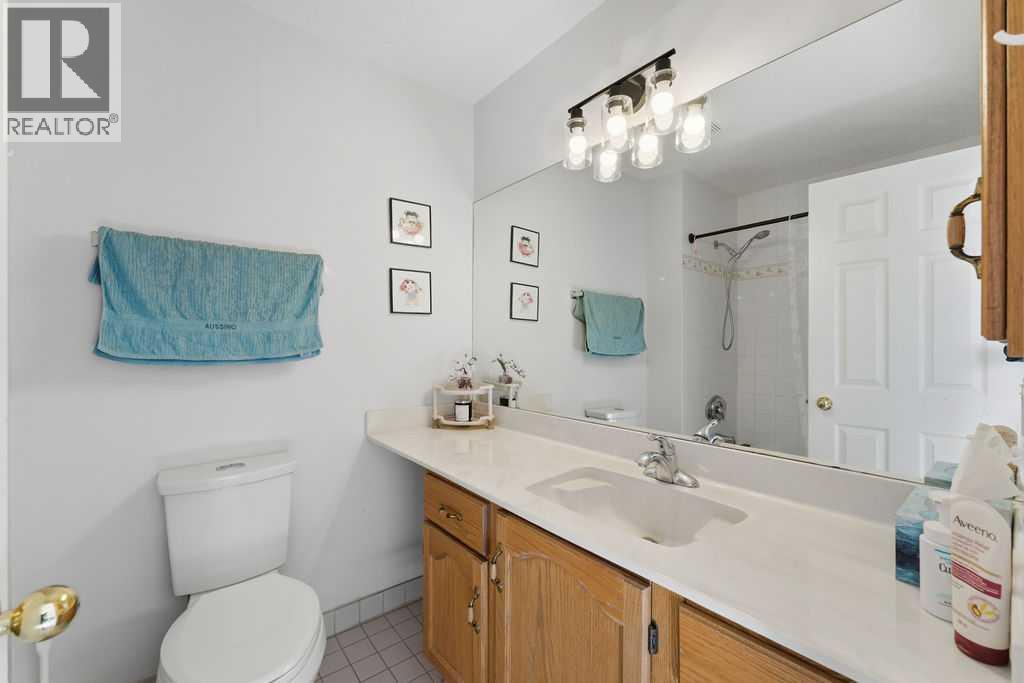 603 Citadel Terrace Nw, Calgary, AB - Indoor Photo Showing Bathroom