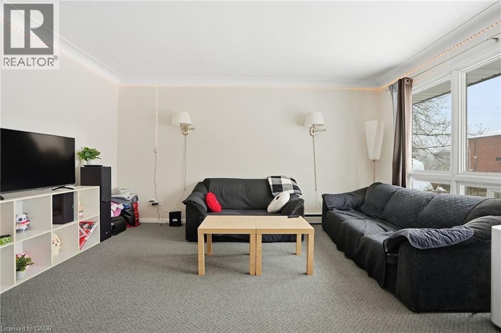 2 Vera Street, St. Catharines, ON - Indoor Photo Showing Living Room