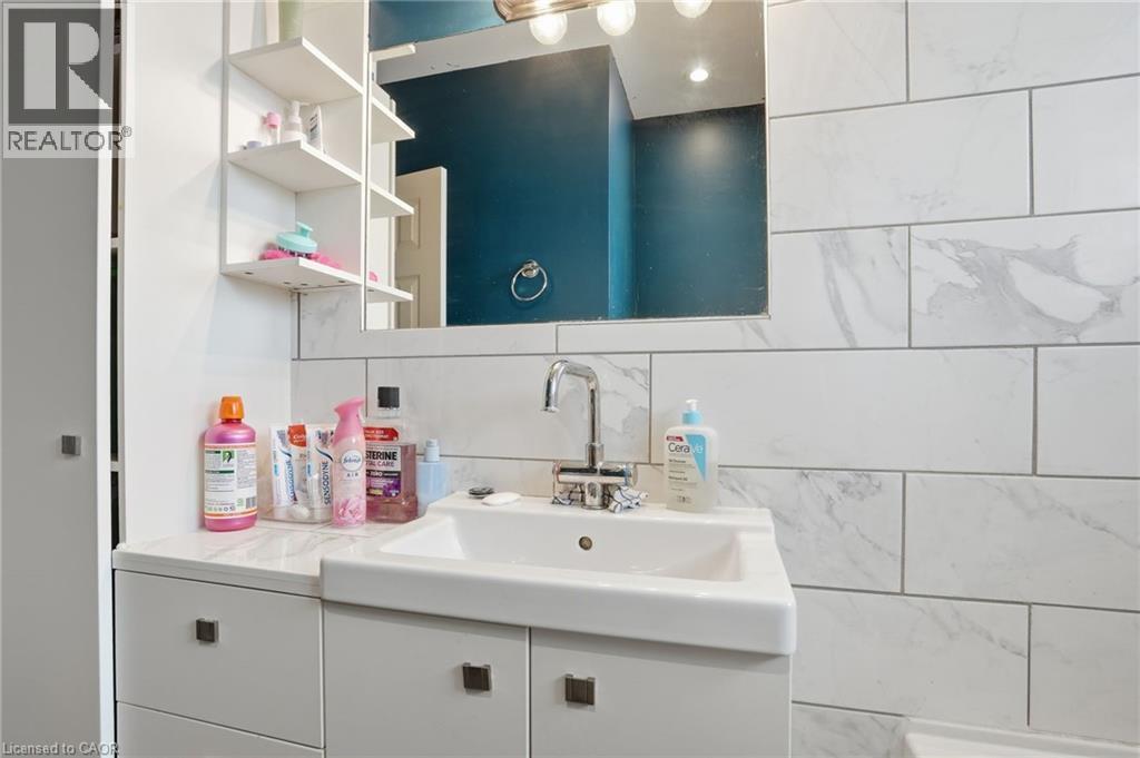 2 Vera Street, St. Catharines, ON - Indoor Photo Showing Bathroom