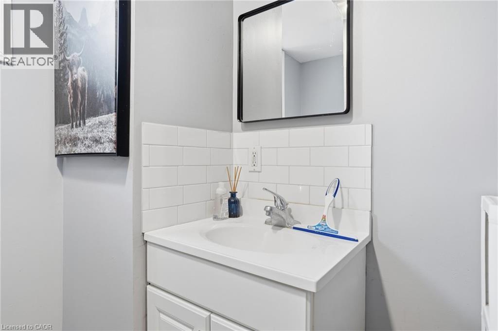 2 Vera Street, St. Catharines, ON - Indoor Photo Showing Bathroom