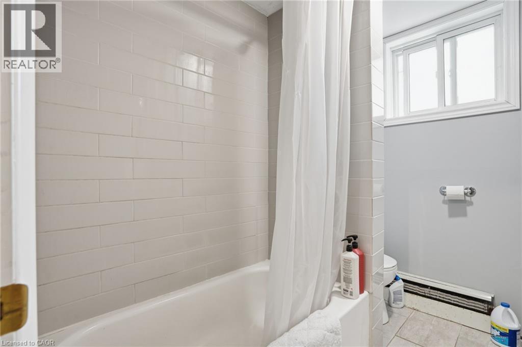 2 Vera Street, St. Catharines, ON - Indoor Photo Showing Bathroom