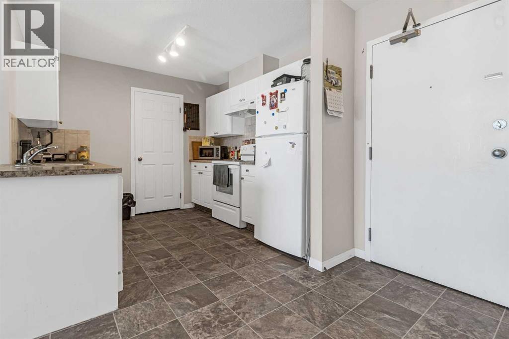 207, 1010 Railway Street, Crossfield, AB - Indoor Photo Showing Kitchen