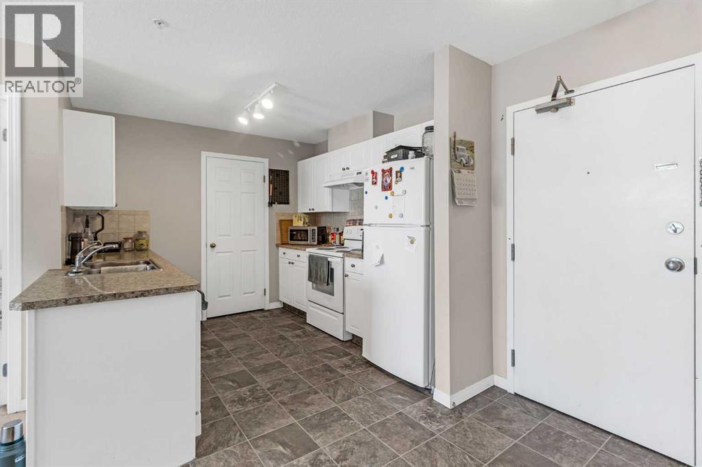 207, 1010 Railway Street, Crossfield, AB - Indoor Photo Showing Kitchen