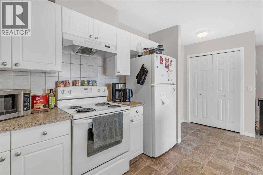 207, 1010 Railway Street, Crossfield, AB - Indoor Photo Showing Kitchen