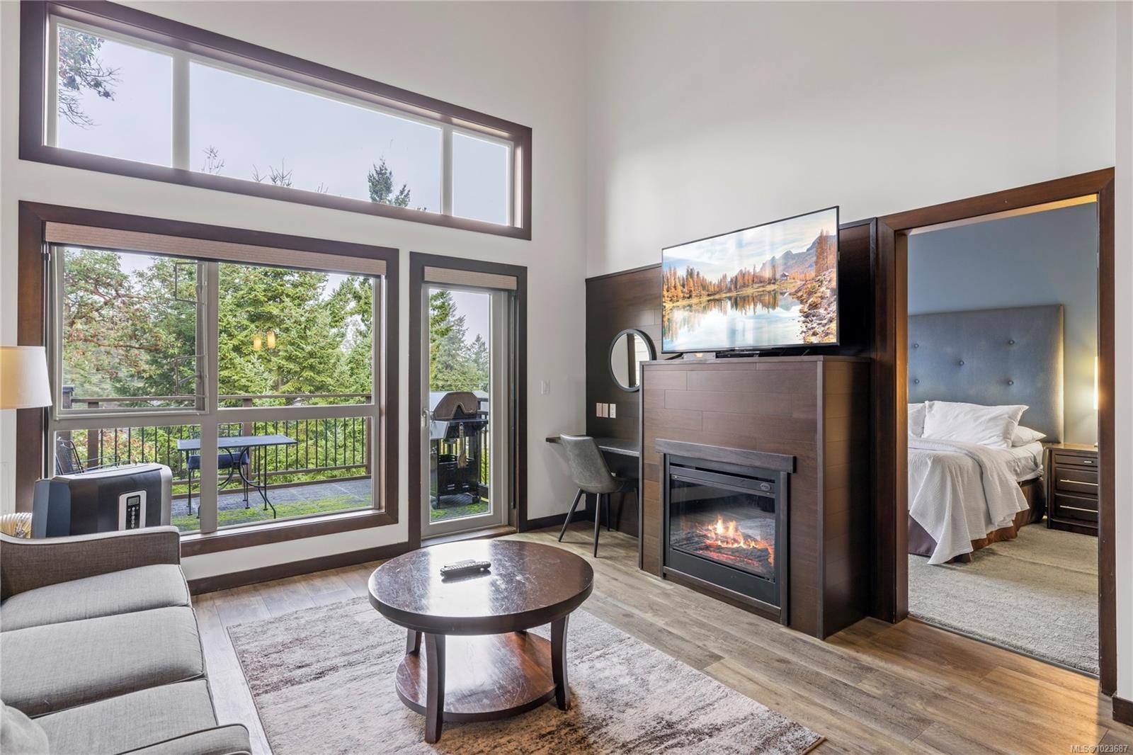 242-1175 Resort Dr, Parksville, BC - Indoor Photo Showing Living Room With Fireplace