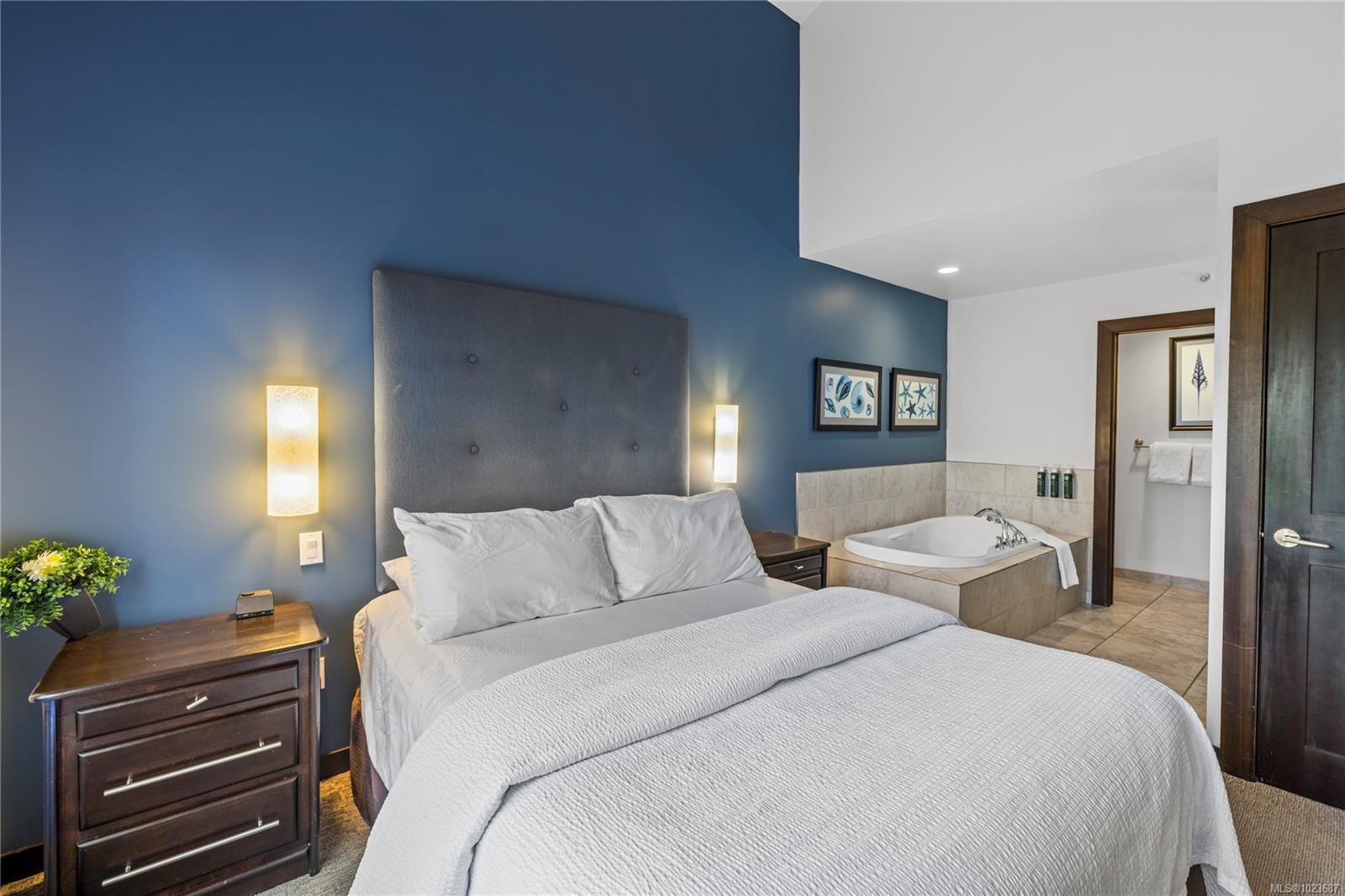 242-1175 Resort Dr, Parksville, BC - Indoor Photo Showing Bedroom