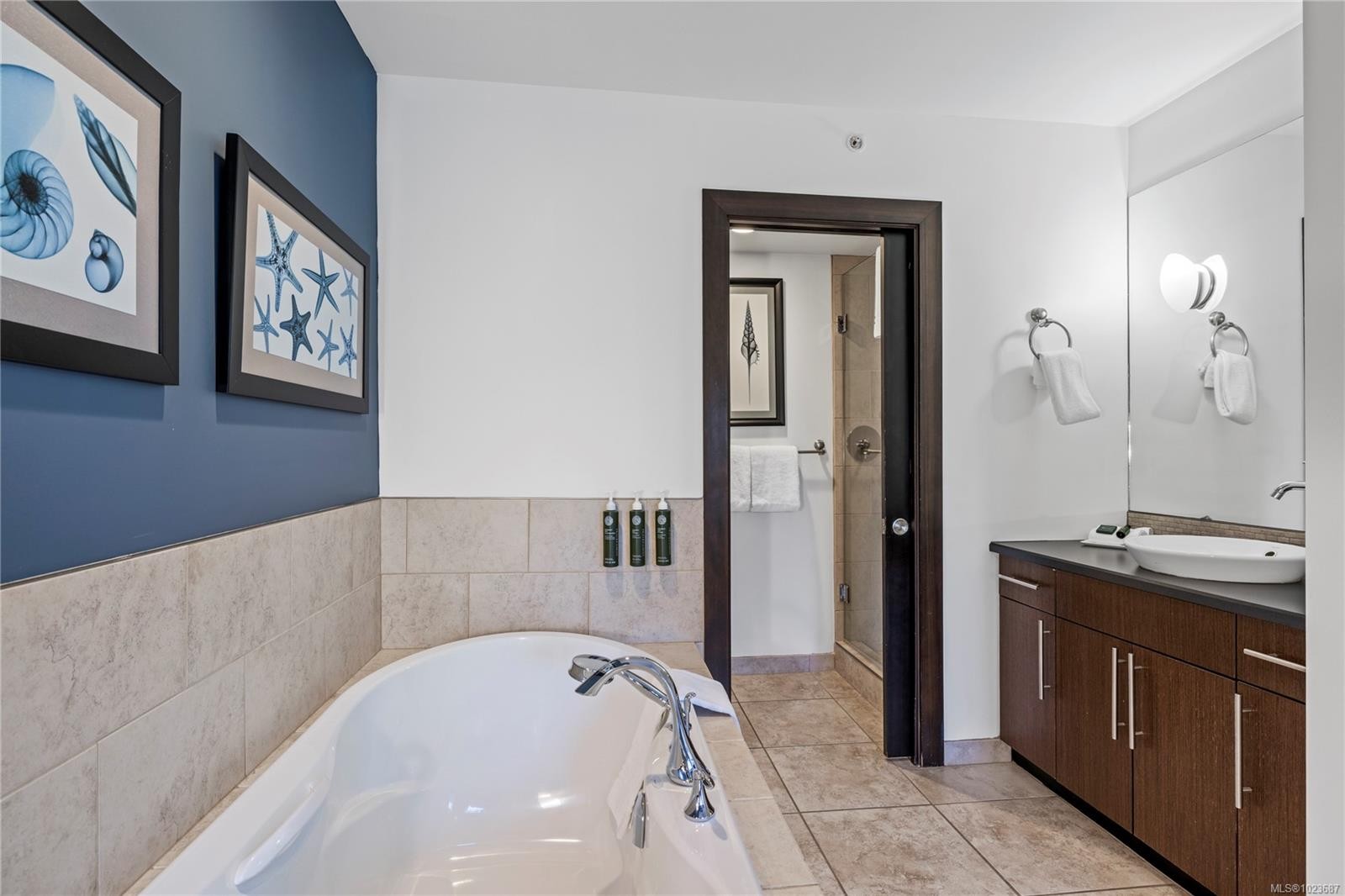 242-1175 Resort Dr, Parksville, BC - Indoor Photo Showing Bathroom