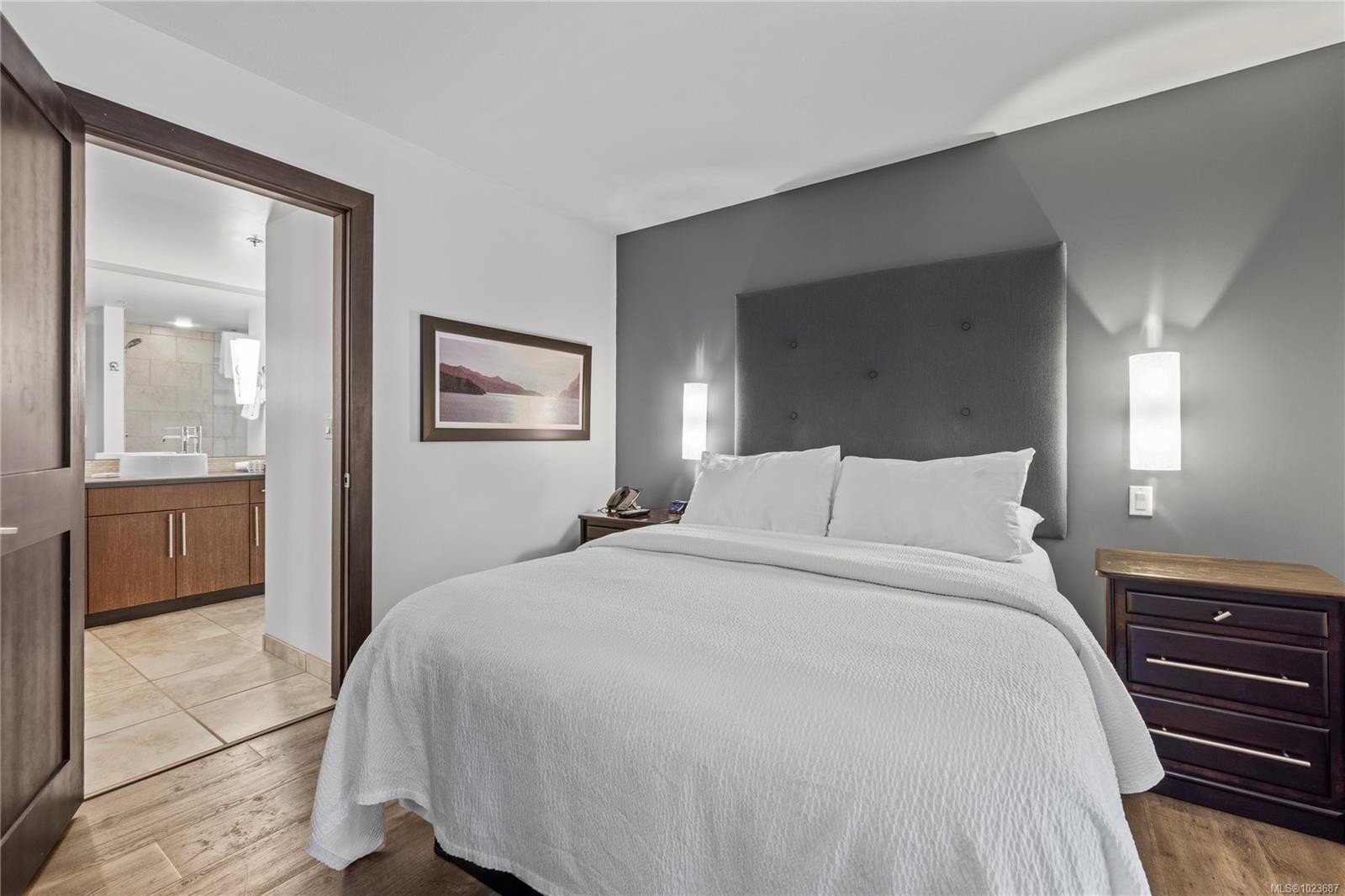 242-1175 Resort Dr, Parksville, BC - Indoor Photo Showing Bedroom