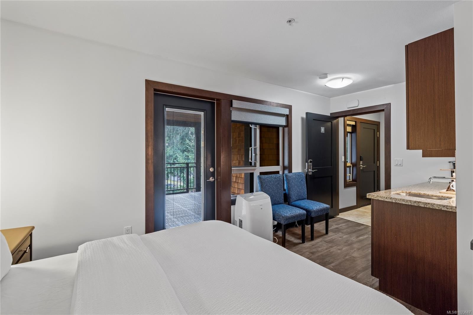 242-1175 Resort Dr, Parksville, BC - Indoor Photo Showing Bedroom